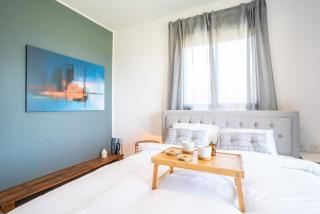 Vibrant Seaside Stay with Balcony by Sea N' Rent - Nahariyya - 4