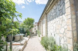 Absolutely perfect location minutes from old Town - 4