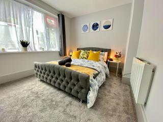 Beautiful Apartment - 5 Minute Walk to the Best Beach! - Great Location - Parking - Fast WiFi - Smart TV - Newly decorated - sleeps up to 4! Close to Bournemouth & Poole Town Centre - 1