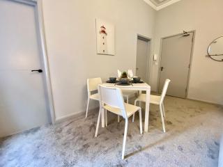 Beautiful Apartment - 5 Minute Walk to the Best Beach! - Great Location - Parking - Fast WiFi - Smart TV - Newly decorated - sleeps up to 4! Close to Bournemouth & Poole Town Centre - 6