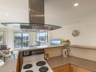 Bay Getaway 1 fantastic Bay Holiday Unit with water views - Shoal Bay - 6