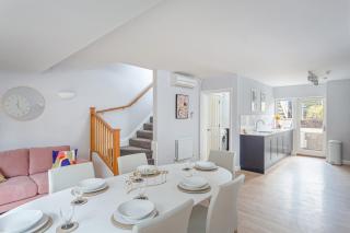 3 Bedroom Jesus Green Townhouse with Parking - 2