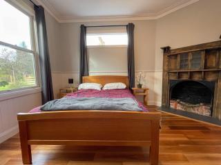 THE GELLI HOUSE-A RESTORED OLD FARM HOUSE - 4