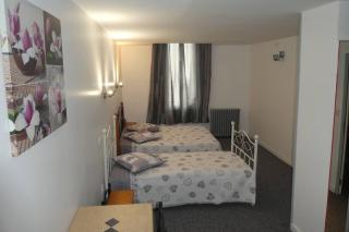 eTANIT ! Parking VélO, Etape Bicycle - 1mn a toute Connection Bus,Train et Aéroport - Calme Plein Centre de Beziers pour visiter,manger - Chambres Climatisées, Spacieuses Amenagees pour Singles, Couple, et ou Familles - Consigne et Petit Dej en plus - 2