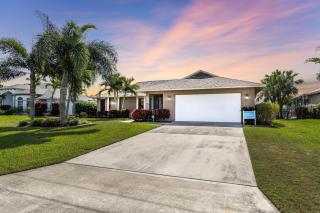 Stunning Outdoor Oasis with Heated Pool, Kayaks & Spa - Villa Cape Sea Esta - Roelens Vacations - Cape Coral - 7
