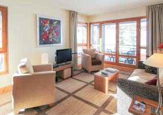 Spacious Family 2-bed, 2-bath with parking, private piste - 0