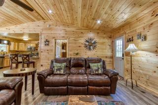Hidden Retreat, Hot Tub, Pool Table, 1089 FREE tickets each paid day, Dollywood and More - 5