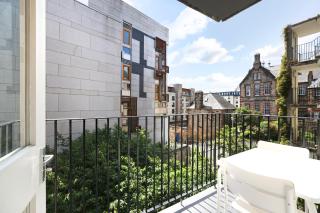 JOIVY Contemporary Royal Mile Apartment with Balcony - 9