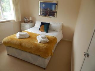 Spacious 3 BDR house with parking-Families-Corporate groups by Orbitat Accommodations - 9