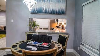 6 BR Big Dallas Home w HOT TUB , FIRE PIT & Basketballhoop - Dallas - 1