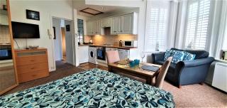 A Beautiful Apartment with Stunning Sea Views & Private Balcony - 3