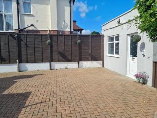 Private luxury Annex apartment with secure free parking - Chessington - 7