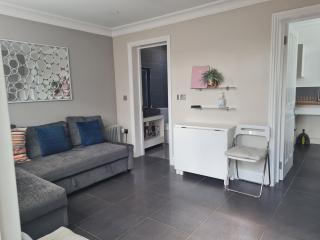 Private luxury Annex apartment with secure free parking - Chessington - 6
