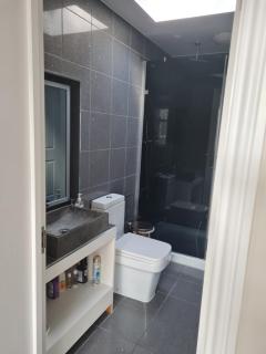 Private luxury Annex apartment with secure free parking - Chessington - 2