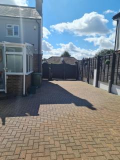 Private luxury Annex apartment with secure free parking - Chessington - 9