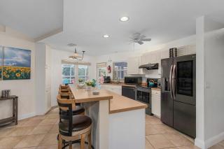 Welcome to Villa X-Ta-Sea, your ultimate waterfront retreat with an array of resort-style amenities and pet-friendly accommodations! - 4