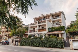 Mika's Seaview Apartments - Bar - 9
