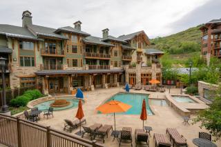 Hyatt one bedroom, balcony, outdoor swimming pool & hot tub, firepit, walk to hiking & biking trails - 8
