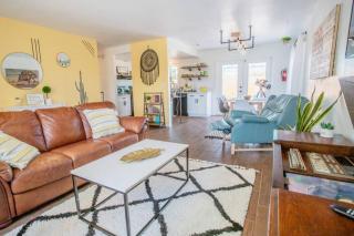 New! JT SUNSHINE HOUSE Cozy, Artsy & Comfy, Dog Friendly, 3BD - 9