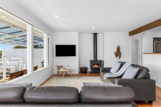 SALTWATER HOUSE - Opposite the beach and views over the lake! - 3