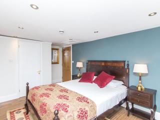 3 Berkeley Square Guesthouse - 2