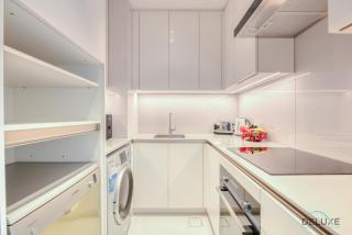 Modern 1BR Oasis in Prime Location, Book Now by Deluxe Holiday Homes - Dubai - 8
