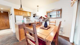Mammoth Estates Studio Condos 2 Blocks from The Village Gondola Station - 2