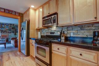 Wanderlust with Rustic Stone Fireplace - Hood River - 4