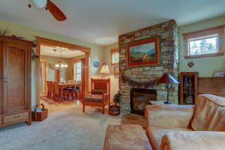 Wanderlust with Rustic Stone Fireplace - Hood River - 9