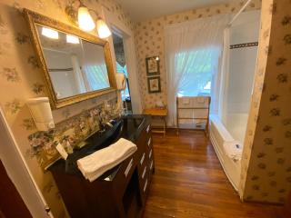 Bernard Gray Hall Bed and Breakfast - 2
