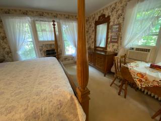 Bernard Gray Hall Bed and Breakfast - 4