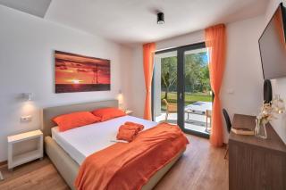 Villa Solis-Modern Villa for a romantic retreat, heated pool - Ližnjan - 4