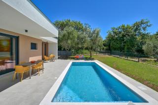 Villa Solis-Modern Villa for a romantic retreat, heated pool - Ližnjan - 2
