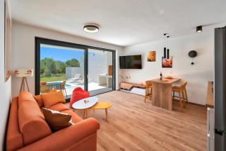 Villa Solis-Modern Villa for a romantic retreat, heated pool - Ližnjan - 5