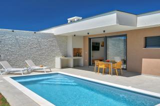 Villa Solis-Modern Villa for a romantic retreat, heated pool - Ližnjan - 9