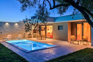 Villa Solis-Modern Villa for a romantic retreat, heated pool - Ližnjan - 0