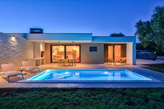 Villa Solis-Modern Villa for a romantic retreat, heated pool - Ližnjan - 1
