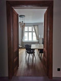 Designer Apartment 110m2 with King Size Beds & Equipped Kitchen - 8