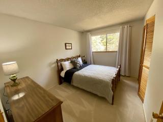 Hollinshead Haven Home with BBQ & Free Wifi - 30 days min home - 4