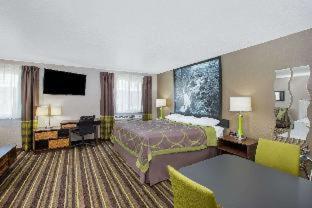 Super 8 by Wyndham Brookings - Brookings - 1