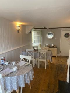Ship Stores Guest House - Clare - 4
