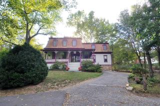 The Manor - Historic Mansion, Wifi, Covered Porch, Screen Porch, King Bed, Walk to Spas, Shops & Restaurants - Berkeley Springs - 0