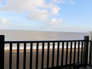 Gunfleet, Aldeburgh - A Large Seafront House with Stunning Sea Views from all the floors, Sleeps 14 - Aldeburgh Coastal Cottages - Aldeburgh - 9