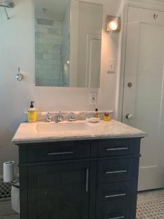 Beautiful airy architect-designed room and brand new private luxe bathroom - 3