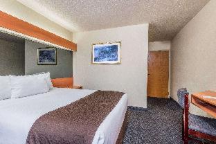 Microtel Inn & Suites by Wyndham Bethel/Danbury - 9