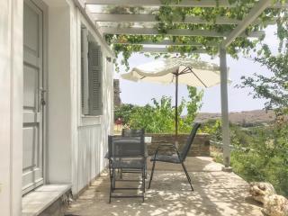 Bright & Cozy Home, 5 mins to Andros Town - Andro - 1