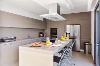 Architect-Designed Villa with Heated Pool for 10 Guests! - 1