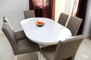 Lovely 2-Bed Apartment in Okrug Gornji - 2