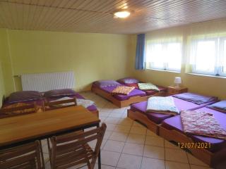 Hostel Waldhaus am Ferienpark-Mehrbett-Gruppenzimmer mit Waschbecken - 2