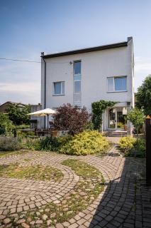 Detached House - 10 min walk to the beach, Garden, BBQ, 50inSmartTV, Parking - 5